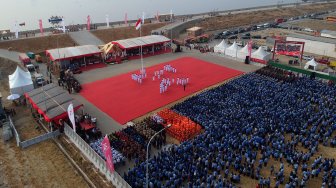 Foto udara upacara HUT ke-74 RI di Pulau D Reklamasi, Jakarta Utara, Sabtu (17/8). [Suara.com/Arya Manggala]