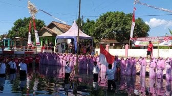 Peringati Hari Kemerdekaan, Warga Pabian Sumenep Upacara di Sungai