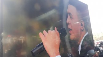 Saat Tulus Nyanyikan Lagu Manusia Kuat di Hadapan Jokowi