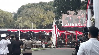 Upacara Penurunan Bendera, Jokowi Kenakan Setelan Jas Biru