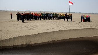 Suasana upacara bendera HUT ke-74 Kemerdekaan Republik Indonesia di kawasan lumpur titik 25, Porong, Sidoarjo, Jawa Timur, Sabtu (17/8). [ANTARA FOTO/Umarul Faruq]