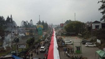 Ribuan Warga Puncak Bogor Arak Bendera Merah Putih Sepanjang 400 Meter