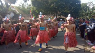 Peringati HUT RI Ke 74, Masyarakat Bondowoso Suguhkan Gerak Jalan Unik