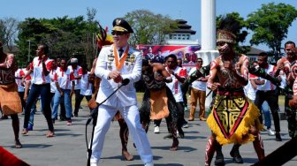 Gubernur Jabar Menari Sajojo Bersama Warga Papua di HUT RI ke-74