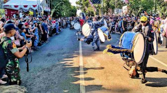 Pawai Kemerdekaan, Marching Band Taruna AAU Sampai Jungkir Balik!