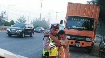 Mendadak Blank, Polisi PJR Selamatkan Sopir Truk yang Menepi di Bahu Jalan