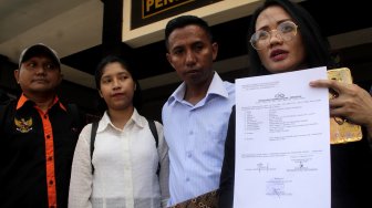 Kuasa hukum organisasi massa (ormas) Brigade Meo, Yacoba Susanti Siubelan (kanan) bersama sejumlah kuasa hukum lainnya dan Ketua Brigade Meo NTT Jacobis Mercy Siubean (kiri) menunjukkan surat bukti pelaporan Ustad Abdul Somad ke Polda NTT di Kota Kupang, NTT, Senin (19/8). [ANTARA FOTO/Kornelis Kaha]
