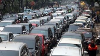 Sejumlah pengemudi taksi online melakukan aksi di depan Balai Kota Jakarta, Senin (19/8). [Suara.com/Arya Manggala]