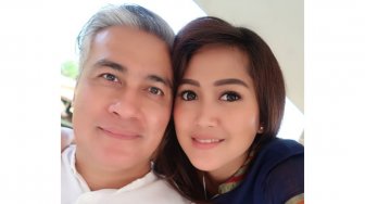 Beda 25 Tahun Intip 5 Potret Mesra Adjie Pangestu dan Istri