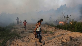 Kebakaran lahan di Desa Kayu Arehh, Kertapati Palembang, Sumatera Selatan, Minggu, (18/8). [ANTARA FOTO / Mushaful Imam]