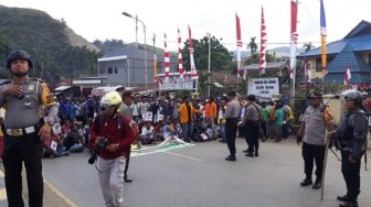 Warga Manokwari Protes Aksi Rasisme ke Mahasiswa Papua, Jalanan Lumpuh