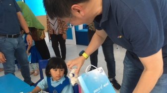 Gelar CSR di Medan, Asuransi Astra Ajak Mengecat Dinding Sekolah