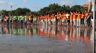 Ratusan Tukik Dilepas di Pantai Kuta Saat Perayaan HUT Kemerdekaan RI
