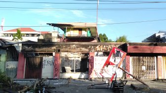 Kondisi bangunan yang terbakar pascakerusuhan di Manokwari, Papua Barat, Senin (19/8). [ANTARA FOTO/Tomi]