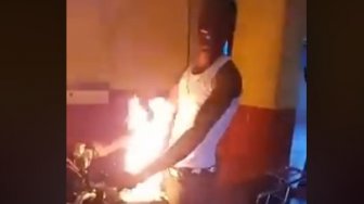 Tangki Bensin Motor Terbakar, Respons Orang Ini Kelewat Kalem