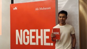 Buku Ngehe, Langkah Awal Sang Bos Makaroni Jadi Seorang Penulis