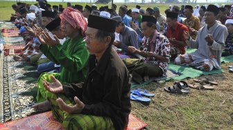 Sejumlah warga Kampung Karangdowo, Kasemen, memanjatkan doa bersama saat acara Salat Minta Hujan (Salat Istisqo) di Serang, Banten, Selasa (20/8). [ANTARA FOTO/Asep Fathulrahman]