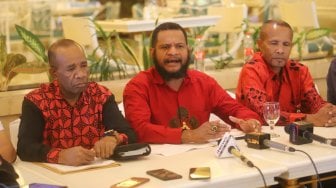 Ketua Umum Gerakan Nasional Rakyat Cinta NKRI (Gercin) Hendrik Yance Udam (tengah) bersama tokoh Papua memberikan keterangan pers di Jakarta, Selasa (20/8). [Suara.com/Arya Manggala]