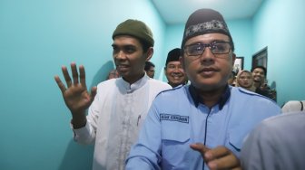 Ustaz Abdul Somad usai memberikan keterangan pers di Kantor MUI, Jakarta, Rabu (21/8). [Suara.com/Arya Manggala]