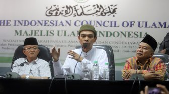 Ustaz Abdul Somad memberikan keterangan pers di Kantor MUI, Jakarta, Rabu (21/8). [Suara.com/Arya Manggala]