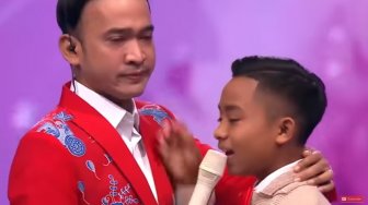 Ruben Onsu Nangis Dinyanyikan Lagu "Ayah" oleh Anak Angkat