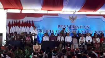 Undang Gelak Tawa, Momen Jokowi Pandu Kakek Nomseo Bacakan Pancasila