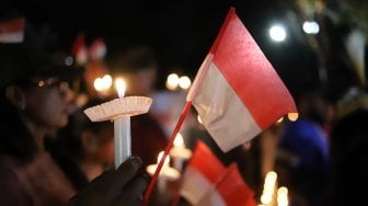 Massa yang tergabung dalam Pencinta NKRI dan Pancasila menggelar doa bersama untuk Papua di Tugu Proklamasi, Menteng, Jakarta, Selasa (20/8) malam. [Suara.com/Arya Manggala]