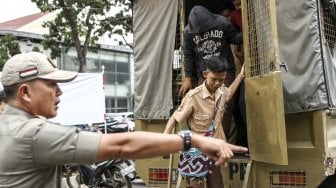 Sejumlah pelajar yang terjaring razia bolos sekolah diamankan ke kantor Pol PP Provinsi Sumatera Selatan di Palembang, Kamis (22/8). [ANTARA FOTO/Nova Wahyudi]