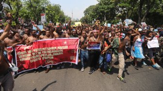 Sejumlah pemuda dan mahasiswa asal Papua yang tergabung dalam Aliansi Mahasiswa Anti Rasisme, Kapitalisme, Kolonialisme dan Militerisme melakukan aksi di depan Istana Merdeka,Jakarta, Kamis (22/8). [Suara.com/Arya Manggala]