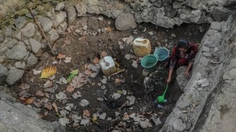 Warga mengambil air dari sumur yang mulai mengering di Kampung Ciburuy, Kubangjaya, Petir, Serang, Banten, Rabu (21/8). [ANTARA FOTO/Muhammad Bagus Khoirunas]