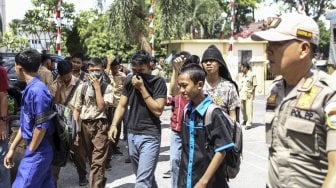 Sejumlah pelajar yang terjaring razia bolos sekolah diamankan ke kantor Pol PP Provinsi Sumatera Selatan di Palembang, Kamis (22/8). [ANTARA FOTO/Nova Wahyudi]