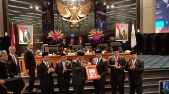 Anggota DPRD DKI Jakarta yang Terhormat Dapat Pin Emas 12 Gram Hari Ini