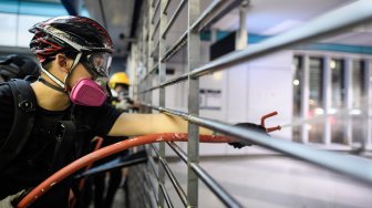 Demonstran berunjuk rasa di Stasiun MTR Yuen Long, Hong Kong, Rabu (21/8). [ANTHONY WALLACE / AFP]