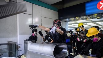 Demonstran berunjuk rasa di Stasiun MTR Yuen Long, Hong Kong, Rabu (21/8). [ANTHONY WALLACE / AFP]