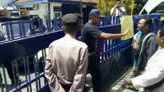 Desak Gudang Bentoel Dibuka, Ratusan Petani Tembakau Gelar Aksi