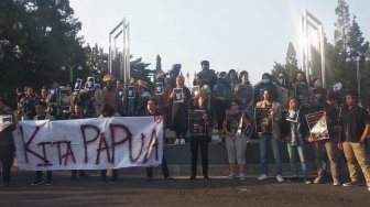 Pakai Topeng Monyet, Mahasiswa UGM Aksi Solidaritas untuk Warga Papua