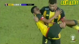 Pergantian Unik di Piala Malaysia, Pemain Ini Gendong Temannya ke Luar Lapangan