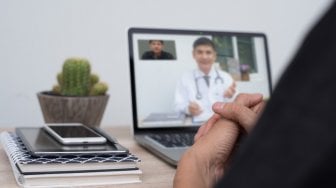 Kesehatan Kurir Logistik Wajib Dijaga di Musim Hujan, Berobat Semakin Gampang Lewat Telemedicine