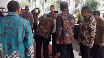 Gaya Ma'ruf Amin ke Acara Pasar Modal, Sarungan Lengkap dengan Peci Hitam