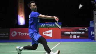 Pebulu tangkis Indonesia Jonatan Christie berusaha mengembalikan kok ke pebulu tangkis India Sai Praneeth Bhamidipati pada babak perempat final Kejuaraan Dunia Bulu Tangkis 2019 di St. Jakobshalle, Basel, Swiss, Jumat (23/8). [ANTARA FOTO/Hafidz Mubarak]