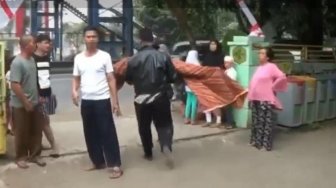 Viral Paman Bopong Jenazah Bocah, Kadiskes: Kalau Pakai Ambulans Goyang