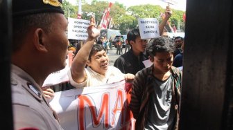 Pelantikan Anggota DPRD Malang Didemo Warga