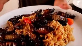 Makan Indomie Pakai Kecoa, YouTuber Ini Bilang Rasanya Mirip Udang Goreng