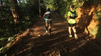 Pelari saat mengikuti Situ Gunung Trail Run (SGTR) 2019 di Situ Gunung, Sukabumi, Jawa Barat, Minggu (25/8).  [Suara.Com/Oke Atmaja]