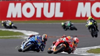 Marc Marquez Dipecundangi Lagi di Lap Terakhir, Alex Rins Juara MotoGP Inggris