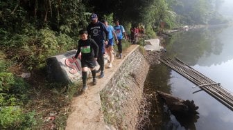 Pelari cilik mengikuti lomba lari Situ Gunung Trail Run (SGTR) 2019 di Situ Gunung, Sukabumi, Jawa Barat, Minggu (25/8). [Suara.com/Arya Manggala]