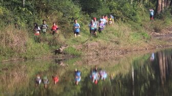 Pelari saat mengikuti Situ Gunung Trail Run (SGTR) 2019 di Situ Gunung, Sukabumi, Jawa Barat, Minggu (25/8).  [Suara.Com/Oke Atmaja]