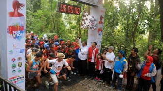 Bupati Sukabumi, Marwan Hamami membuka Situ Gunung Trail Run (SGTR) 2019 di Situ Gunung, Sukabumi, Jawa Barat, Minggu (25/8). [Suara.Com/Oke Atmaja]