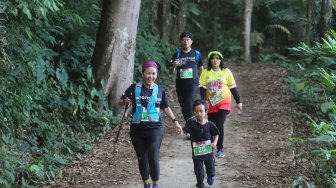 Pelari cilik mengikuti lomba lari Situ Gunung Trail Run (SGTR) 2019 di Situ Gunung, Sukabumi, Jawa Barat, Minggu (25/8). [Suara.com/Arya Manggala]