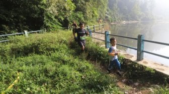 Pelari cilik mengikuti lomba lari Situ Gunung Trail Run (SGTR) 2019 di Situ Gunung, Sukabumi, Jawa Barat, Minggu (25/8). [Suara.com/Arya Manggala]